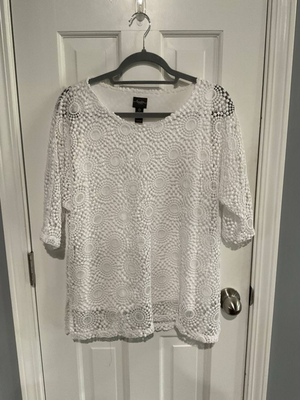Like new Travelers by Chico’s White Crochet Overlay Top Size 0